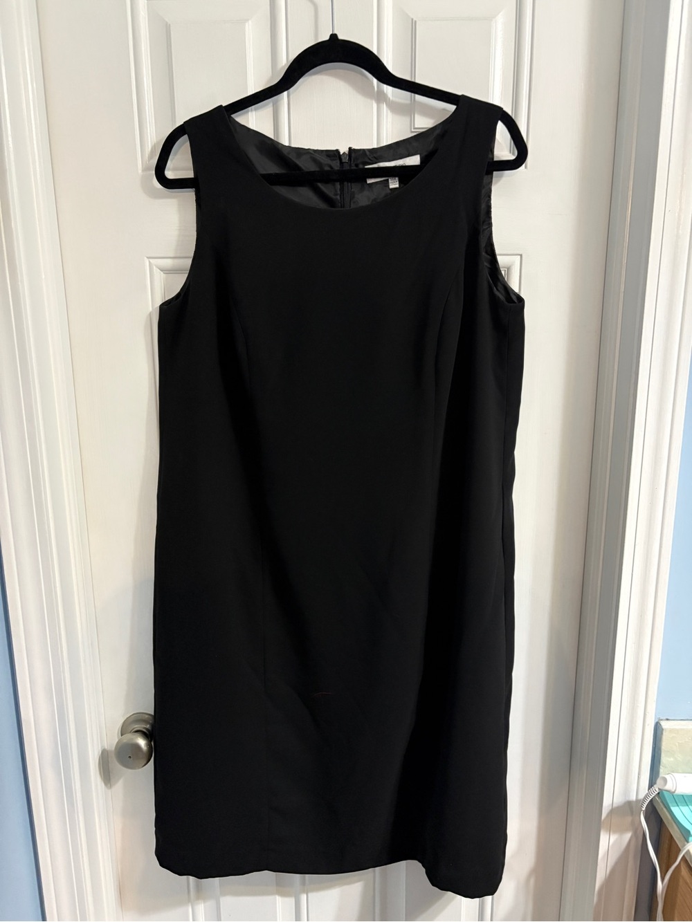 Jones Studio Classic Black Sleeveless Shift Dress